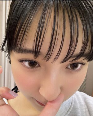 Suzu Yamanouchi Instagram - 山之内がイメージモデルをさせていただいているベルミー( @belleme.official )が1周年を迎えました！！！！！！！🫶
ほんとにこの1年毎日つけていたベルミー、まだ試してない人、いないですよね、、？😳
今回改めて5色の山之内的感想述べていきます！！
自分に合う色をぜひ選んでみてね！

ヘーゼルリング
ナチュラルなのに目がクリッとはっきりする個人的イチオシカラー！！！
どんな服装にも合う、というか元々この色だった気さえする。ってくらい馴染む🫶

ティアーブラウン
いっちばんナチュラル！！
なのに目がうるっと輝くからすっぴんでも違和感ないしとにかくおめめちゅるちゅるになります！！

ピーチブラウン
可愛いお洋服だったり雰囲気柔らかくしたいときはこれがいちおし！！！
山之内は黒目まっくろなんやけど、ナチュラルに色素薄く見えてすごく好き

オリーブブラウン
真っ黒お目目でも馴染みやすいオリーブカラー！！
かっこいい服装の時とかはオリーブブラウンつけるとよりオシャレ度あがってすき

ベルブラウン
1番茶色くなる！！
明るい印象になる気がする、夏はカラフルなお洋服着たくなるからよりベルブラウンが映えるなー！

#ベルミー #belleme #カラコン #カラコンレポ  #ナチュラルカラコン #pr

――― 
※装用時の見え方には個人差があります 
※個人の感想です

販売名:SPワンデー　H-UVC
承認番号:22900BZX00423000
―――