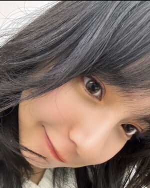 Suzu Yamanouchi Instagram - 山之内がイメージモデルをさせていただいているベルミー( @belleme.official )が1周年を迎えました！！！！！！！🫶
ほんとにこの1年毎日つけていたベルミー、まだ試してない人、いないですよね、、？😳
今回改めて5色の山之内的感想述べていきます！！
自分に合う色をぜひ選んでみてね！

ヘーゼルリング
ナチュラルなのに目がクリッとはっきりする個人的イチオシカラー！！！
どんな服装にも合う、というか元々この色だった気さえする。ってくらい馴染む🫶

ティアーブラウン
いっちばんナチュラル！！
なのに目がうるっと輝くからすっぴんでも違和感ないしとにかくおめめちゅるちゅるになります！！

ピーチブラウン
可愛いお洋服だったり雰囲気柔らかくしたいときはこれがいちおし！！！
山之内は黒目まっくろなんやけど、ナチュラルに色素薄く見えてすごく好き

オリーブブラウン
真っ黒お目目でも馴染みやすいオリーブカラー！！
かっこいい服装の時とかはオリーブブラウンつけるとよりオシャレ度あがってすき

ベルブラウン
1番茶色くなる！！
明るい印象になる気がする、夏はカラフルなお洋服着たくなるからよりベルブラウンが映えるなー！

#ベルミー #belleme #カラコン #カラコンレポ  #ナチュラルカラコン #pr

――― 
※装用時の見え方には個人差があります 
※個人の感想です

販売名:SPワンデー　H-UVC
承認番号:22900BZX00423000
―――