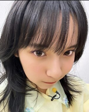 Suzu Yamanouchi Instagram - 山之内がイメージモデルをさせていただいているベルミー( @belleme.official )が1周年を迎えました！！！！！！！🫶
ほんとにこの1年毎日つけていたベルミー、まだ試してない人、いないですよね、、？😳
今回改めて5色の山之内的感想述べていきます！！
自分に合う色をぜひ選んでみてね！

ヘーゼルリング
ナチュラルなのに目がクリッとはっきりする個人的イチオシカラー！！！
どんな服装にも合う、というか元々この色だった気さえする。ってくらい馴染む🫶

ティアーブラウン
いっちばんナチュラル！！
なのに目がうるっと輝くからすっぴんでも違和感ないしとにかくおめめちゅるちゅるになります！！

ピーチブラウン
可愛いお洋服だったり雰囲気柔らかくしたいときはこれがいちおし！！！
山之内は黒目まっくろなんやけど、ナチュラルに色素薄く見えてすごく好き

オリーブブラウン
真っ黒お目目でも馴染みやすいオリーブカラー！！
かっこいい服装の時とかはオリーブブラウンつけるとよりオシャレ度あがってすき

ベルブラウン
1番茶色くなる！！
明るい印象になる気がする、夏はカラフルなお洋服着たくなるからよりベルブラウンが映えるなー！

#ベルミー #belleme #カラコン #カラコンレポ  #ナチュラルカラコン #pr

――― 
※装用時の見え方には個人差があります 
※個人の感想です

販売名:SPワンデー　H-UVC
承認番号:22900BZX00423000
―――