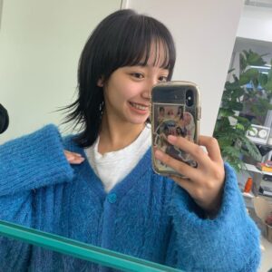 Suzu Yamanouchi Instagram - お仕事早く終わったのでエステ行って美容院行って激混みのデパ地下で好きなお惣菜買い放題してせっかくやし安いのでいいからシャンパン買おう思って売り場に行ったら9000円のすすめられて断れず買ってしまったメリークリスマスイブでした！！！
なんだか贅沢な1日です！！