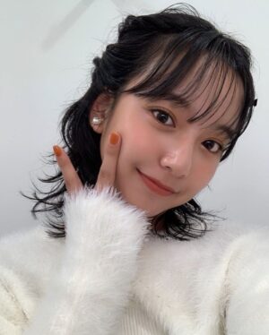 Suzu Yamanouchi Instagram - 今年は休みの日も仕事の日も毎日 @belleme.official 付けてた👀
自分はカラコン似合わないってずっと思い込んでてやっと出会えた自分に合うカラコンがイメージモデルさせてもらってるブランドってほんまに幸せよね🙄
毎朝どれつけるか悩む時間がすごく楽しい！！😳
全色おすすめすぎるからとりあえやず自分に合いそうなの是非試してみて🥹🥹🥹

1枚目　オリーブブラウン
かっこいいお洋服の日とかおしゃれな雰囲気にしたい時に良く使う！
2枚目　ティアーブラウン
ほんっとにナチュラルに目をちゅるんちゅるんにしてくれる！
3枚目　ヘーゼルリング
ナチュラルなのに目をくりっと見せてくれて写真写りも良くなる！