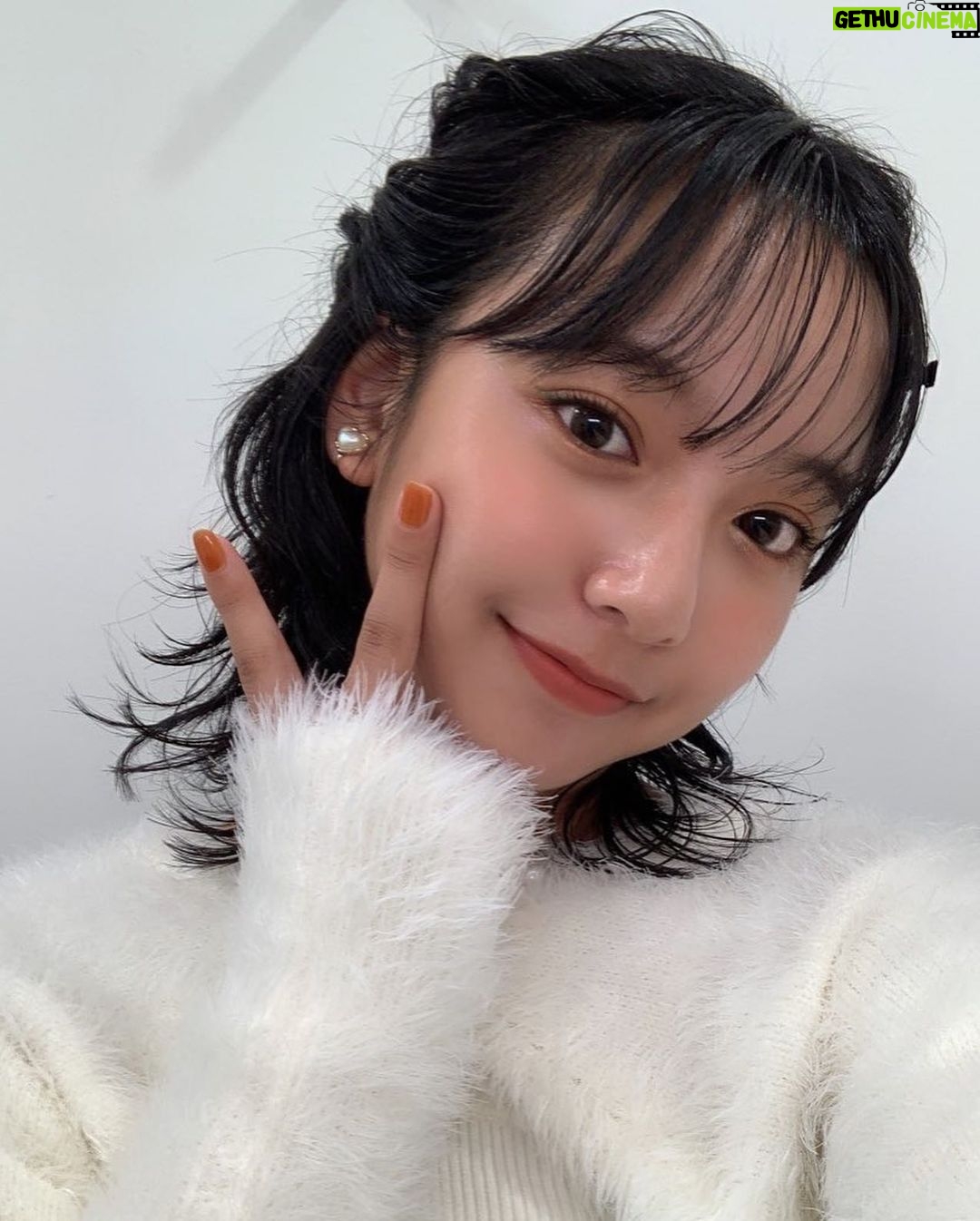 Suzu Yamanouchi - 7K Likes - 今年は休みの日も仕事の日も毎日 @belleme.official 付けてた👀
自分はカラコン似合わないってずっと思い込んでてやっと出会えた自分に合うカラコンがイメージモデルさせてもらってるブランドってほんまに幸せよね🙄
毎朝どれつけるか悩む時間がすごく楽しい!!😳
全色おすすめすぎるからとりあえやず自分に合いそうなの是非試してみて🥹🥹🥹
1枚目 オリーブブラウン
かっこいいお洋服の日とかおしゃれな雰囲気にしたい時に良く使う!
2枚目 ティアーブラウン
ほんっとにナチュラルに目をちゅるんちゅるんにしてくれる!
3枚目 ヘーゼルリング
ナチュラルなのに目をくりっと見せてくれて写真写りも良くなる!