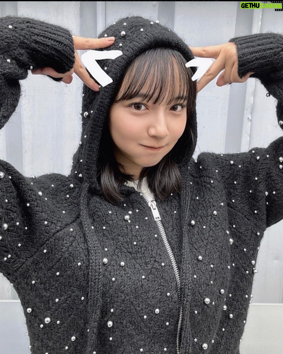 Suzu Yamanouchi Instagram - 新しいお洋服買ったりきちんと写真に収めようと努力したりな日々なんやけどみんなカラコンしてる? 山之内がイメージキャラクターをさせて頂いているベルミー(@belleme.official )天才的な可愛さだからまたご紹介させてください🙆♀️ 1〜3枚目で付けているのはティアーブラウン👀 つけた瞬間目うるっうるになるよ すっぴんにもナチュラルメイクにも何にでも合うからお家でぬくぬくしてたいけど鏡見た時の自分がいつもより可愛くて嬉しくなる系カラコンです もちろんお出かけやデートにも👍 4~5枚目はヘーゼルリング ナチュラルなのに目がはっきりくっきりうるるんとする👀 目元がはっきりして映像でも静止画でも盛れる!! 撮影の日とかパーツをはっきり見せたいなって日はこれ!! 絶対試してみてほしい、、 冬もベルミーと共に楽しもうね🎅 #ベルミー #belleme #カラコン #カラコンレポ #ナチュラルカラコン #pr ――― ※装用時の見え方には個人差があります ※個人の感想です 販売名:SPワンデー H-UVC 承認番号:22900BZX00423000 ―――