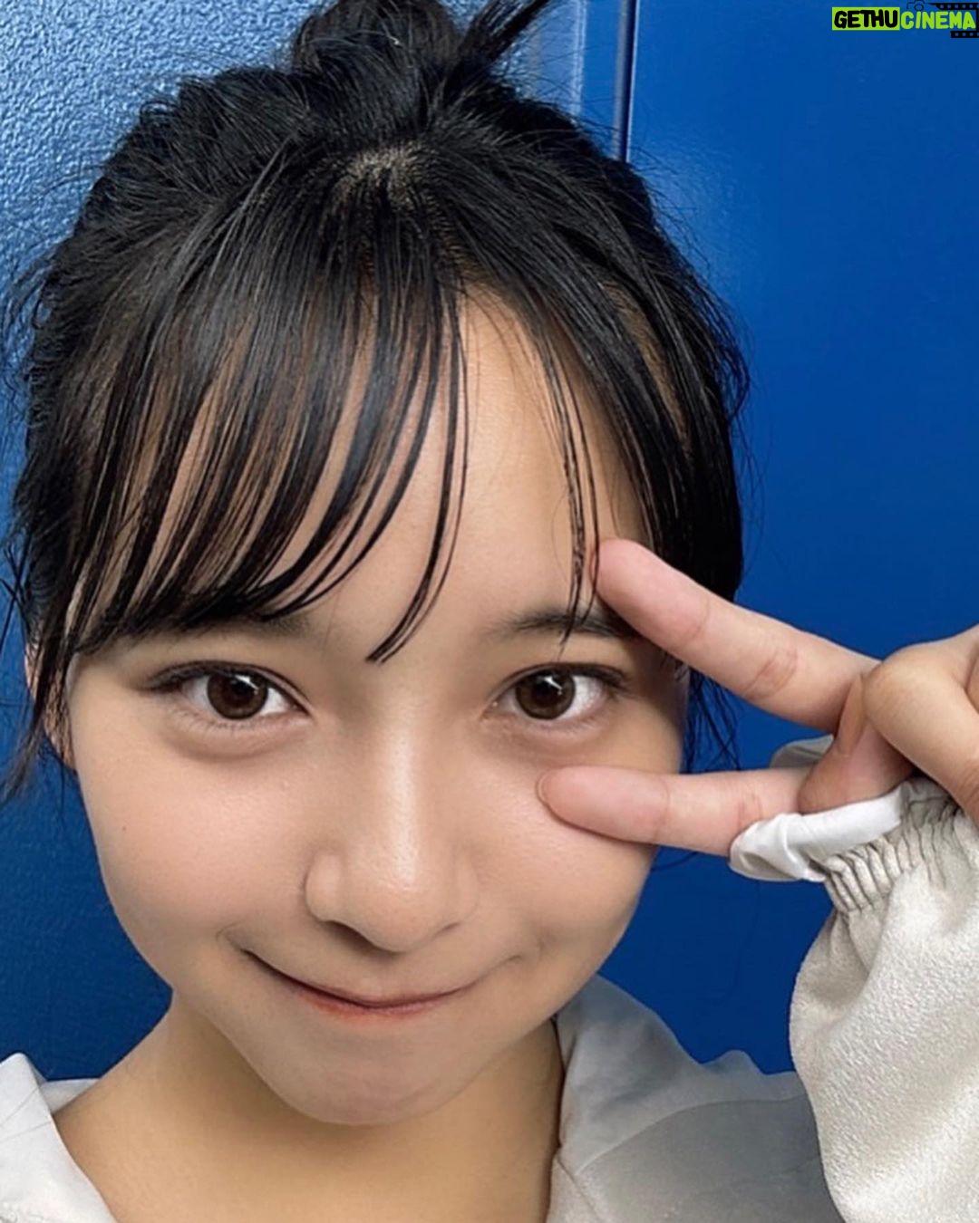 Suzu Yamanouchi Instagram - 新しいお洋服買ったりきちんと写真に収めようと努力したりな日々なんやけどみんなカラコンしてる? 山之内がイメージキャラクターをさせて頂いているベルミー(@belleme.official )天才的な可愛さだからまたご紹介させてください🙆♀️ 1〜3枚目で付けているのはティアーブラウン👀 つけた瞬間目うるっうるになるよ すっぴんにもナチュラルメイクにも何にでも合うからお家でぬくぬくしてたいけど鏡見た時の自分がいつもより可愛くて嬉しくなる系カラコンです もちろんお出かけやデートにも👍 4~5枚目はヘーゼルリング ナチュラルなのに目がはっきりくっきりうるるんとする👀 目元がはっきりして映像でも静止画でも盛れる!! 撮影の日とかパーツをはっきり見せたいなって日はこれ!! 絶対試してみてほしい、、 冬もベルミーと共に楽しもうね🎅 #ベルミー #belleme #カラコン #カラコンレポ #ナチュラルカラコン #pr ――― ※装用時の見え方には個人差があります ※個人の感想です 販売名:SPワンデー H-UVC 承認番号:22900BZX00423000 ―――
