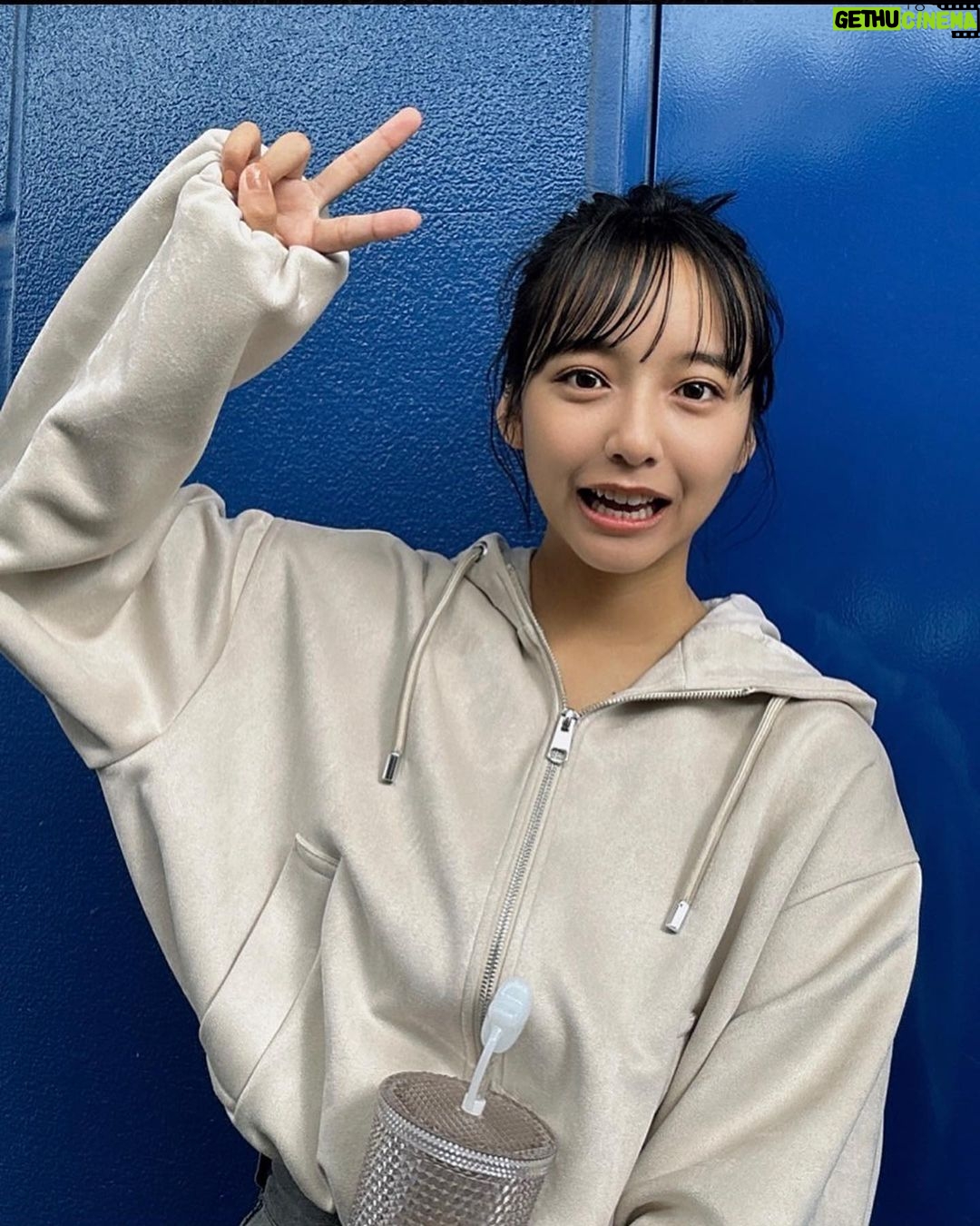 Suzu Yamanouchi Instagram - 新しいお洋服買ったりきちんと写真に収めようと努力したりな日々なんやけどみんなカラコンしてる? 山之内がイメージキャラクターをさせて頂いているベルミー(@belleme.official )天才的な可愛さだからまたご紹介させてください🙆♀️ 1〜3枚目で付けているのはティアーブラウン👀 つけた瞬間目うるっうるになるよ すっぴんにもナチュラルメイクにも何にでも合うからお家でぬくぬくしてたいけど鏡見た時の自分がいつもより可愛くて嬉しくなる系カラコンです もちろんお出かけやデートにも👍 4~5枚目はヘーゼルリング ナチュラルなのに目がはっきりくっきりうるるんとする👀 目元がはっきりして映像でも静止画でも盛れる!! 撮影の日とかパーツをはっきり見せたいなって日はこれ!! 絶対試してみてほしい、、 冬もベルミーと共に楽しもうね🎅 #ベルミー #belleme #カラコン #カラコンレポ #ナチュラルカラコン #pr ――― ※装用時の見え方には個人差があります ※個人の感想です 販売名:SPワンデー H-UVC 承認番号:22900BZX00423000 ―――