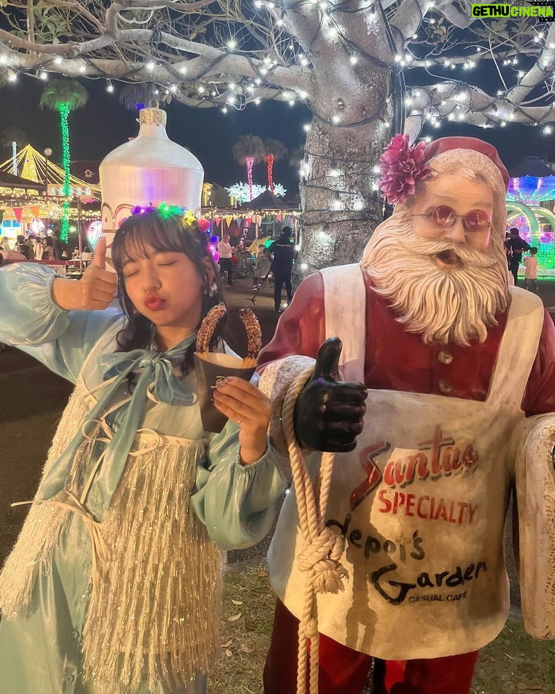 Suzu Yamanouchi Instagram - 私がアンバサダーを務めるフェスタ・ルーチェの点灯式に参加してきました🎄🌟 大きなクリスマスツリーにイルミネーション、プロジェクションマッピング、花火と盛りだくさんでとっても楽しかったです!! 今年の冬はぜひ和歌山へ!!! #フェスタルーチェ #和歌山マリーナシティ 和歌山 マリーナシティー
