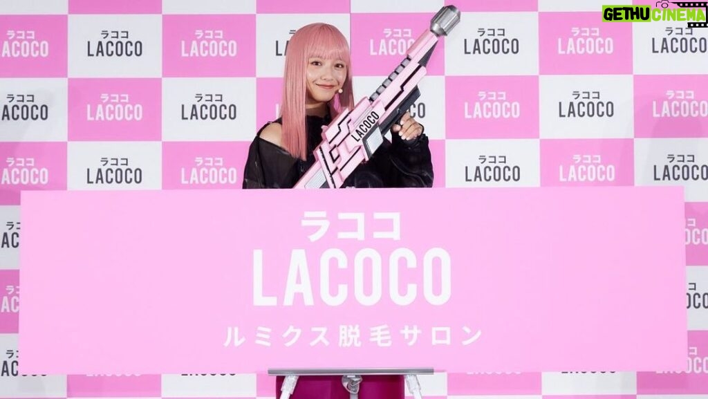 Suzu Yamanouchi Instagram - LACOCOの新CMに出演させていただいています！！ LACOCOカラーに身を包んでボーボー星人と戦いました！！ 本日から色々なところで流れますので沢山見てください🎀🫶 そして本日の新CM発表会ではかが屋さんと一緒に登壇させていただきました！ コントにも挑戦してとても楽しい時間でした🤭 ありがとうございました！！