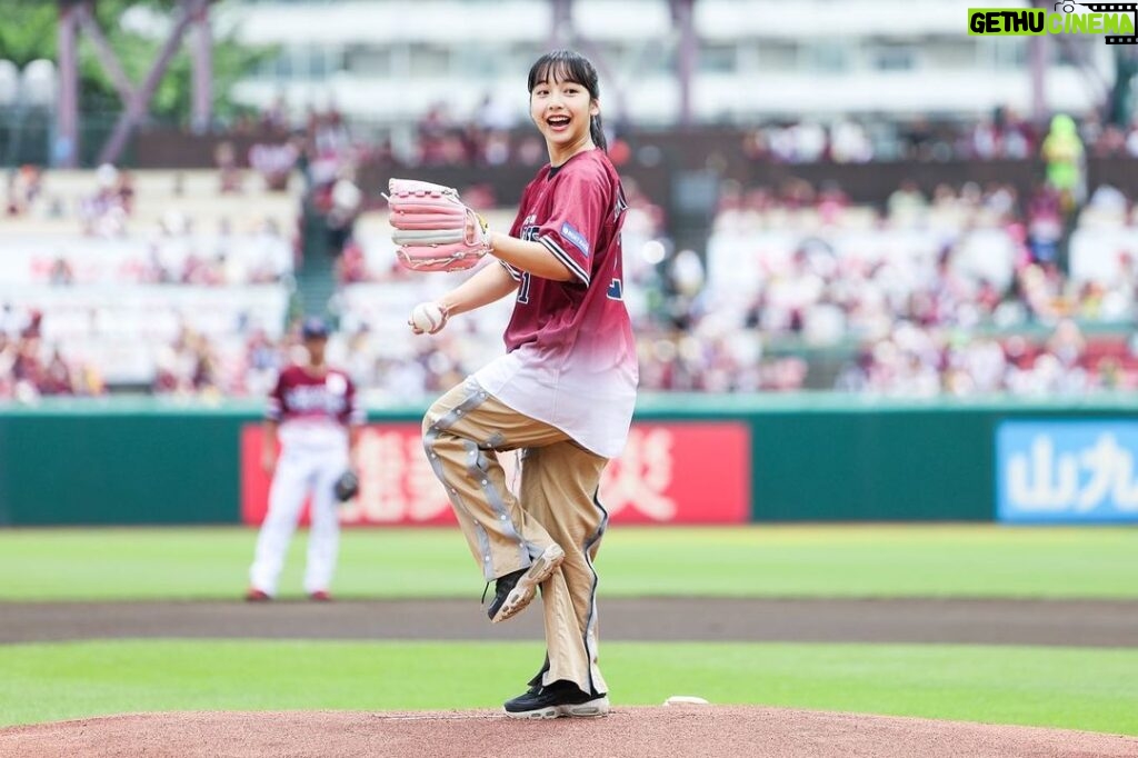 Suzu Yamanouchi Instagram - 始球式楽しかったー！！！ 次は絶対届くように投げます！！！！！！！！ #楽天イーグルス