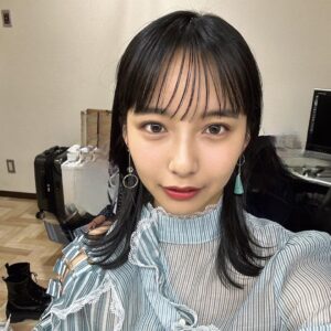 Suzu Yamanouchi Instagram - こんなに全色可愛くて真っ黒裸眼にも馴染むカラコン滅多にないよね👀
是非おめめ拡大してみてもらいたい。

1枚目ピーチブラウン
なちゅらるに色素薄く見せてくれるふんわりピンク
可愛らしく魅せたい時は圧倒的にこれ！！
めちゃくちゃ優しい雰囲気になるよ

2枚目ヘーゼルリング
こーれはもうほんとに万能
派手に見えないのに目がくっきり大きくなる
ふちありカラコン苦手な人もこれならめちゃくちゃ馴染む
静止画でも映像でも実物でも目がクリッとハッキリして見える

3枚目オリーブブラウン
ご覧の通り大人っぽいクールな印象になるよ！
オリーブ色のカラコンで昔大事故起こしたことあるけどこれなら安心！！

山之内が抱いてたカラコン似合わないって言う思い込みがベルミー
（ @belleme.official ）のおかげで打ち消されたので苦手意識持ってる人や初めての方にも是非おすすめしたい！！

#ベルミー #belleme #カラコン #カラコンレポ
―――
※装用時の見え方には個人差があります
※個人の感想です
販売名:SPワンデー　H-UVC　承認番号:22900BZX00423000
―――
#ナチュラルカラコン #pr