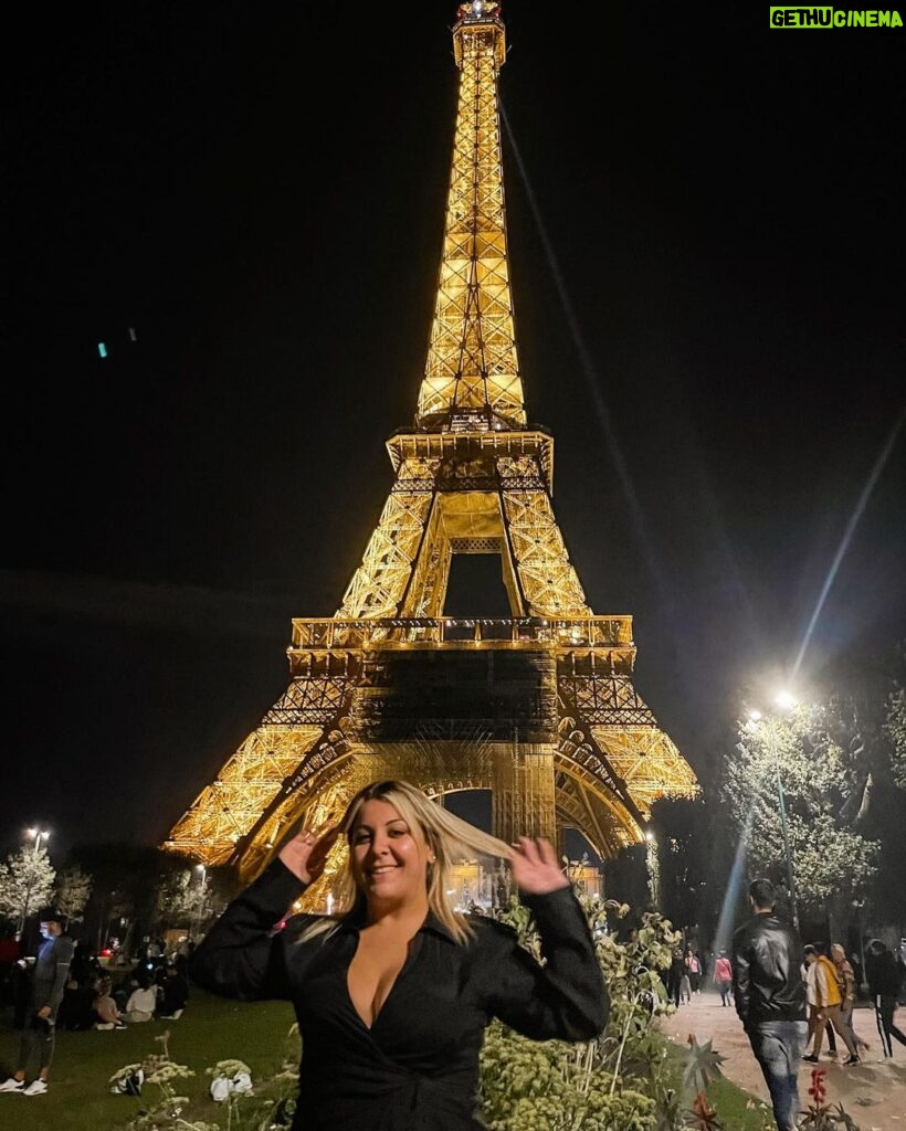 Suzy Antonyan Instagram - Someone asked me if I knew what an Eiffel Tower was … um, DUH I’m standing in front of it