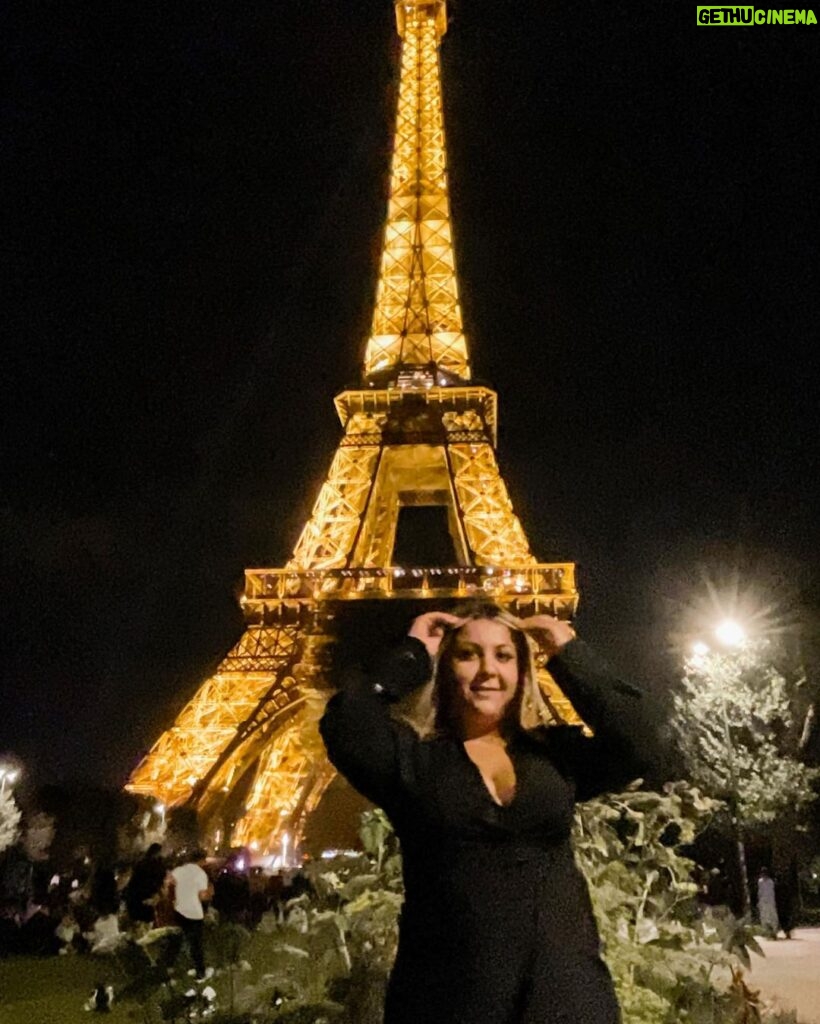 Suzy Antonyan Instagram - Someone asked me if I knew what an Eiffel Tower was … um, DUH I’m standing in front of it