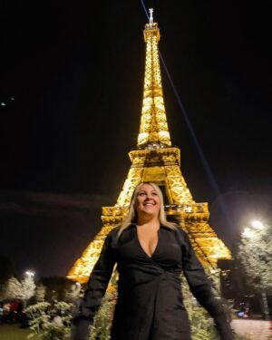Suzy Antonyan Instagram - Someone asked me if I knew what an Eiffel Tower was … um, DUH I’m standing in front of it