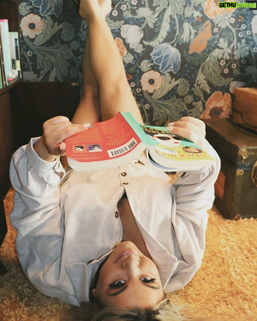 Suzy Antonyan Instagram - Maybe if I lay upside down I’ll be able to read it