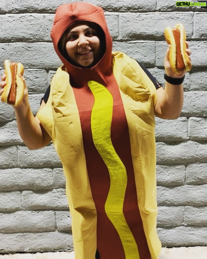 Suzy Antonyan Instagram - Big weenie holding little weenies HAHAHAHA! Happy Halloween everyone!! Stay safe ðŸŒðŸŽƒðŸ‘»ðŸ’€ Los Angeles, California