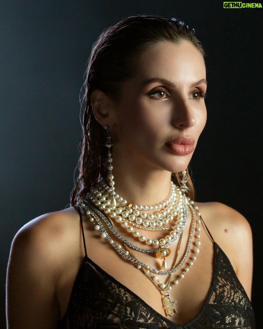 Svetlana Loboda Instagram - Если бы вам нужно было описать live video «Метелица» одним словом, то каким бы оно было? ✨ Наш ролик с каждым часом поднимается выше в списке трендов украинского YouTube. И мое слово дня для вас сегодня, как и всегда - спасибо! ❤️ Чувствую, ценю, люблю. #метелица