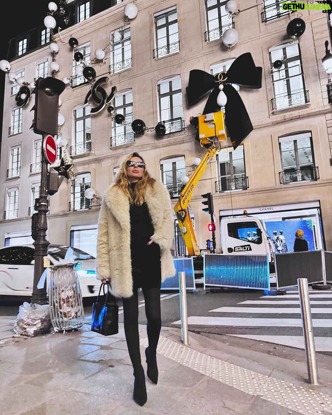 Svetlana Loboda Instagram - my unofficial Christmas card 🎄😁