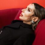 Svetlana Loboda Instagram - чому ми прийшли на цю планету зараз? чому саме наше життя припало на найтемніші історичні часи? що має зробити кожен з нас, аби привести до тями світ, що зійшов з розуму? так багато питань і жодних відповідей … лише життя, яке незмінно тече. тут і зараз…