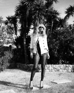 Svetlana Loboda Instagram - Однажды визит в Актау в Казахстане изменил мою жизнь. 

Я очень люблю эту страну.. её богатую культуру, открытых людей,  их честь и уважение к своей родине. 

И новая special edition моего последнего трека - маленькая благодарность вам за любовь, за поддержку меня и моей страны, за тепло и эмоции, за каждый концерт и каждую встречу. 

Менің жаңа әнім ұнайды деп сенемін, сұлу Қазақстан! ❤️

#актауницца