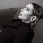 Svetlana Loboda Instagram - чому ми прийшли на цю планету зараз? чому саме наше життя припало на найтемніші історичні часи? що має зробити кожен з нас, аби привести до тями світ, що зійшов з розуму? так багато питань і жодних відповідей … лише життя, яке незмінно тече. тут і зараз…