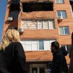 Svetlana Loboda Instagram - Ми не можемо допомогти всім, але кожен з нас може допомогти комусь… Історія цієї сім’ї мене дуже розчулила та надихнула... Вони виїхали, аби врятуватися, але повернулися туди, де живе їх серце. Їм казали «дім ремонту не підлягає», а вони продовжували вірити і шукати допомоги.. Бо це їх земля, їх дім, їх майбутнє. І за це треба боротися. Сьогодні я знов щаслива… Я знаю, що зовсім скоро Юрій та його сімʼя повернуться додому і їх син буде спати з улюбленим ведмедиком в своє рідному ліжку… і я вірю, що так буде і з мільйонами інших українських сімей. Хороший день сьогодні 🇺🇦 🤲