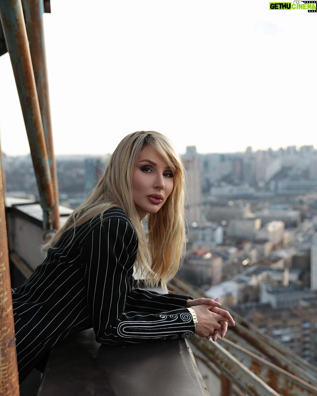 Svetlana Loboda Instagram - На межі між землею і небом кожен крок стає кроком в абсолют... але справжня висота не в тому, аби стати вище інших, а в тому, щоб стати більше за самого себе, не втративши при цьому здатності виразно бачити і відчувати... Kyiv, Ukraine