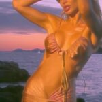 Svetlana Loboda Instagram - Кожен захід сонця вчить мене жити тут і зараз. Він зникає так швидко, як і з’являється. Залишаються лише... spogady. ____ Every sunset teaches me to live here and now. It dissappears as quickly as shows up. All that remain are .. spogady.