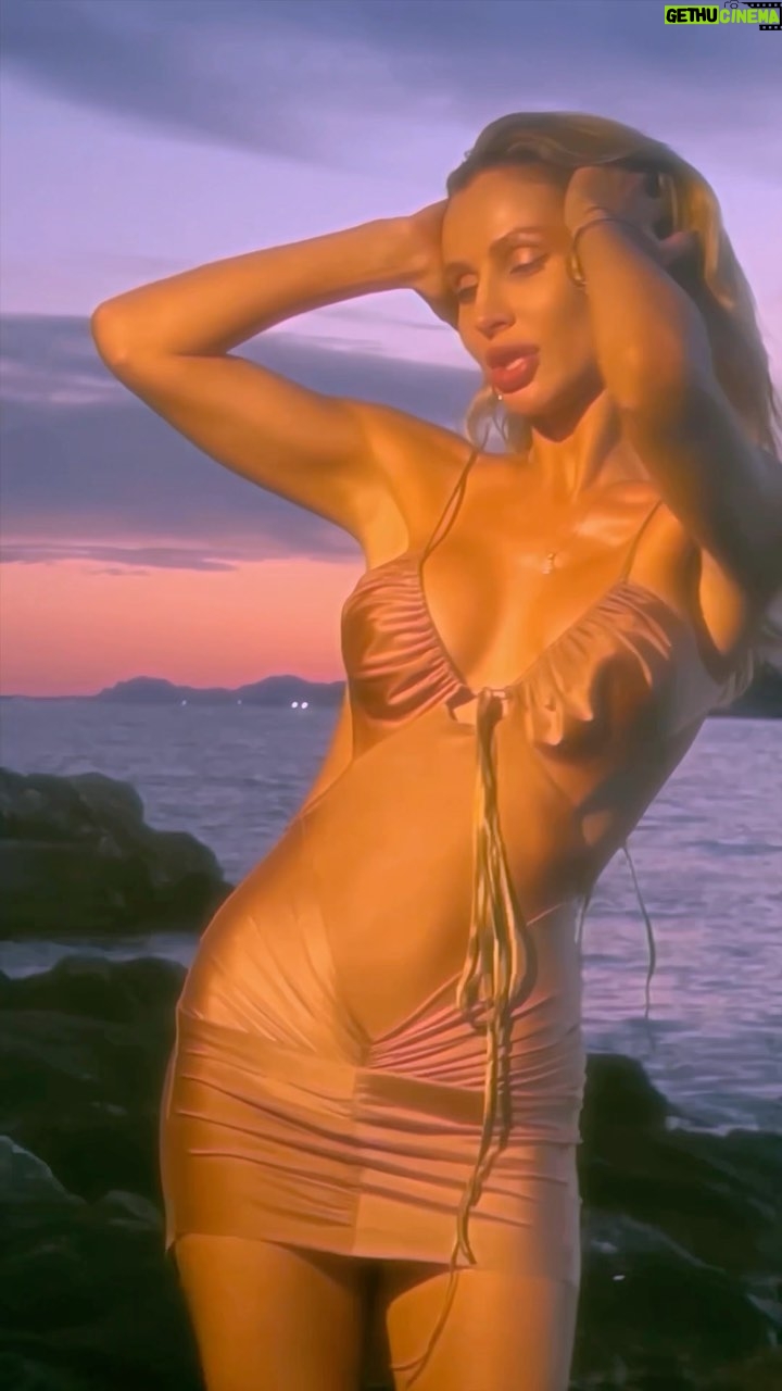 Svetlana Loboda - 64.2K Likes - ŠŠ¾Š¶ŠµŠ½ заŃ
ŃŠ“ ŃŠ¾Š½ŃŃ Š²ŃŠøŃŃ Š¼ŠµŠ½Šµ Š¶ŠøŃŠø ŃŃŃ Ń Š·Š°ŃŠ°Š·. ŠŃн Š·Š½ŠøŠŗŠ°Ń ŃŠ°Šŗ ŃŠ²ŠøŠ“ко, ŃŠŗ Ń Š·āŃŠ²Š»ŃŃŃŃŃŃ. ŠŠ°Š»ŠøŃаŃŃŃŃŃ Š»ŠøŃŠµ... spogady.
____
Every sunset teaches me to live here and now. It dissappears as quickly as shows up. All that remain are .. spogady.