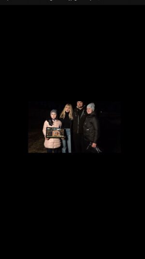 Svetlana Loboda Instagram - Вже півтора роки слово “дім” болить глибоко в серці - кожному українцю і особисто мені. Поки наші військові щодня віддають життя за те, аби ми могли прокидатися вдома, в вільній країні, сотні українців прокидаються без даху над головою через кривавий терор росіян.

Так, на жаль, трапилося і з сім’єю медстестри Олени з села Шпитьки, під Києвом. Минулої весни я випадково побачила сюжет про їх трагедію в новинах .. ракета, вибух, зотліла земля на місці дому , який багато років будували своїми руками... 

Я плакала в машині після особистого знайомства з цими прекрасними людьми. На той момент вони жили в крихітному фургончику поруч з випаленим фундаментом, де колись жили, вірили, сміялись, вечеряли ..

Мені дуже хотілося їм допомогти. 

І ось, сьогодні, в Олени і її сім’’ї є новий затишний будинок. І просто зараз проходять внутрішні роботи, що завершаться вже за кілька тижнів. Ми звели його в тому ж місці за рекордні 4 місяці, аби встигнути до холодів. За це я хочу подякувати, в першу чергу, вам. Бо подарувати майбутнє цим чудовим людям ми змогли завдяки вашим активним прослуховуванням альбому “Made in U” в Україні і цілому світі, а також тисячам проданих квитків під час мого концертного туру Німеччиною навесні.

Окрему вдячність висловлюю фонду - партнеру @savehome.live. Спільними зусиллями ми передали на встановлення нового будинку 1700000 гривень. А також @dusha.fund, які координували проект.

Дякую прекрасним людям поруч за те, що в цієї історії є хепі-енд. І вірю, що скоро він неодмінно настане і для нашої з вами держави. Та, на жаль, схожих трагедій тисячі і нам не варто про це забувати. Кожне серце заслуговує на дім і кожен дім заслуговує на серце. 

Я хочу щоб кожному українцю  було куди повертатися...
І задля цього буду й надалі працювати и допомагати.