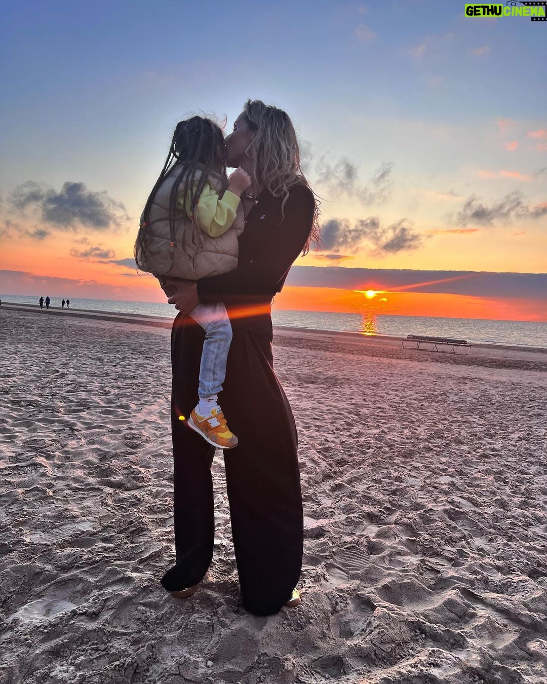 Svetlana Loboda - 54.7K Likes - Як же хочеться миру для наших дітей …
__
How deeply I wish peace for our kids …
