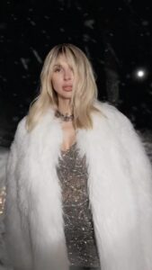 Svetlana Loboda Instagram - Люблю эту песню, этот видео, эту погоду…..Благодарю за то, что так часто слышу ее по радио в разных странах мира 🫶❤️ Думаю что записать для вас следующим треком …. о чем спеть…. какую музыку от меня вы ждете ? Давайте послушаем друг друга 🫶 🫶🫶 #метелица