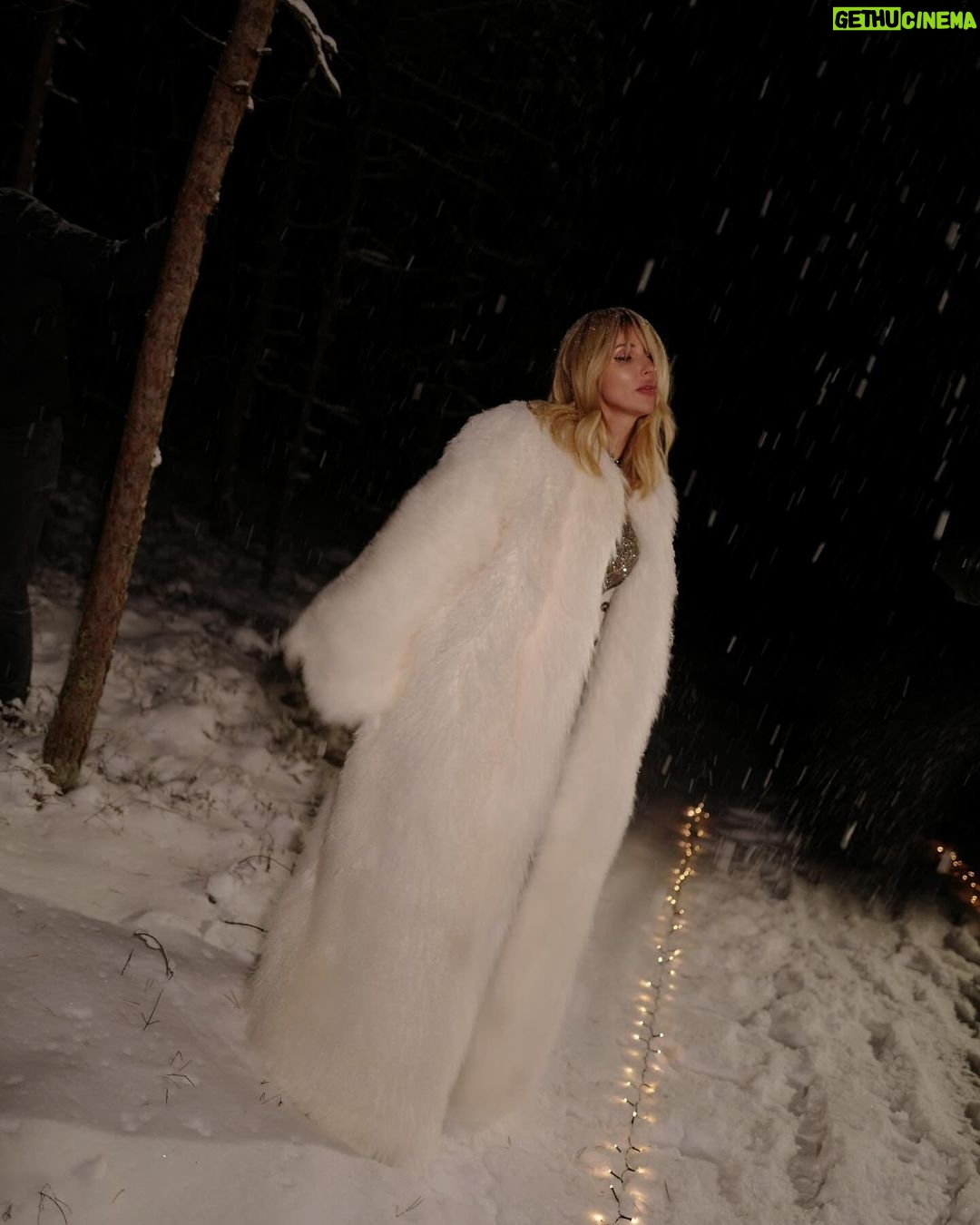 Svetlana Loboda Instagram - В первые дни года очень хочется по старой привычке перевернуть страницу, оставив прошлое в прошлом. Но мы другие, мир иной и с нами грубые шрамы. Пока мы вместе и можем мечтать - давайте верить в то, что завтра - настанет, а раны - заживут. Jūrmala, Latvija