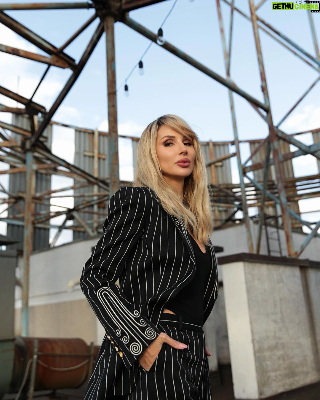 Svetlana Loboda Instagram - На межі між землею і небом кожен крок стає кроком в абсолют... але справжня висота не в тому, аби стати вище інших, а в тому, щоб стати більше за самого себе, не втративши при цьому здатності виразно бачити і відчувати... Kyiv, Ukraine