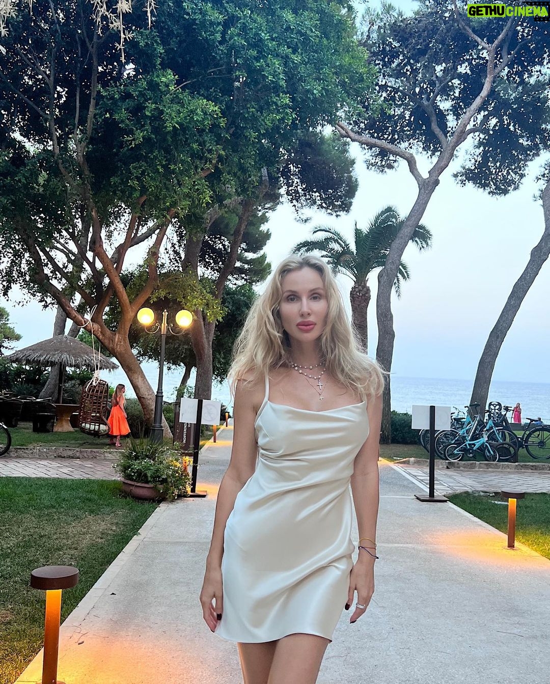 Svetlana Loboda Instagram - Time doesn’t exist. Moments do …🕊️