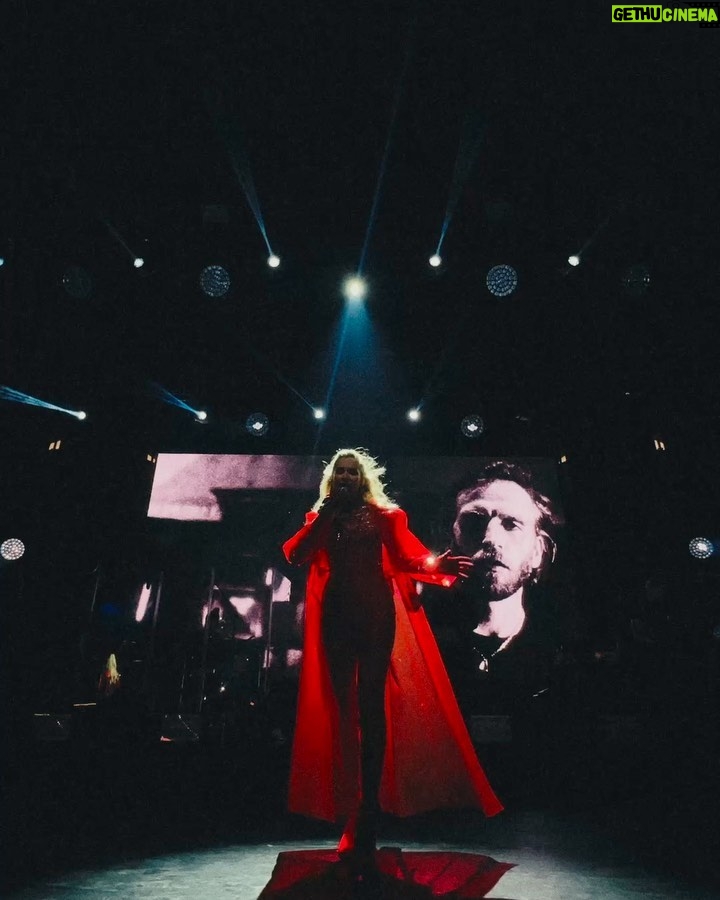 Svetlana Loboda Instagram - Я стою на сцені, але моя сила - в залі. В кожному вашому погляді.. Цей вечір в Ешторілі вкотре нагадав, що з єдністю в серці ми непереможні ❤️🇺🇦 ___ Although I stand on stage, my strength is in the audience. In each and every one of your gazes... This evening in Estoril once again reminded me that with unity in our hearts, we are invincible ❤️🇺🇦