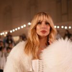 Svetlana Loboda Instagram - Всесвітній символ Різдва, любові і надії.. Перекладений на десятки мов і культур, та об’єднаний безсмертним сенсом, що вклав Леонтович 🕊️ Сьогодні «Щедрика» співають і в Латвії. Я щаслива, що нам вдалося стати частиною цього великого дива🙏🏻 Дякую солісту ризькому дитячого хору @nmv_rdks Kristers Mediņš, Ризькій школі імені Іти Козакевич @rigaspolu_vidusskola, продакшн студії @panorama.prod, музичним продюсерам @tomashlukach @gintsstankevics, перекладачам тексту Amanda Siliņa, Elvita Auziņa, Латвійському національному художньому музею @makslasmuzejs, @evalds_dukuls , @kirkirsis , @bicholla та кожному, хто доєднався до цього особливого проекту за ваші великі таланти й серця❤️ Нехай Різдвяна зірка вказує нам шлях! 🌟 _ A universal symbol of Christmas, love, and hope... Translated into dozens of languages and cultures, yet united by the immortal meaning by Leontovych 🕊️ Today you can also hear «Shchedryk» in Latvia. And I am so very happy to become a part of this global wonder🙏🏻 Big thanks to the Riga Children’s Choir @nmv_rdks soloist Kristers Mediņš, the Riga Ita Kozakevich School @rigaspolu_vidusskola, the production studio @panorama.prod, lyrics translators Amanda Siliņa and Elvita Auziņa, Latvian National Museum of Art @makslasmuzejs, @evalds_dukuls , @kirkirsis , @bicholla 🫶 @gintsstankevics for music production, @tomashlukach for music arrangement and everyone who joined this special project with their huge talents and hearts❤️ May the Christmas star guide our way! Merry Christmas!🌟 Rīga