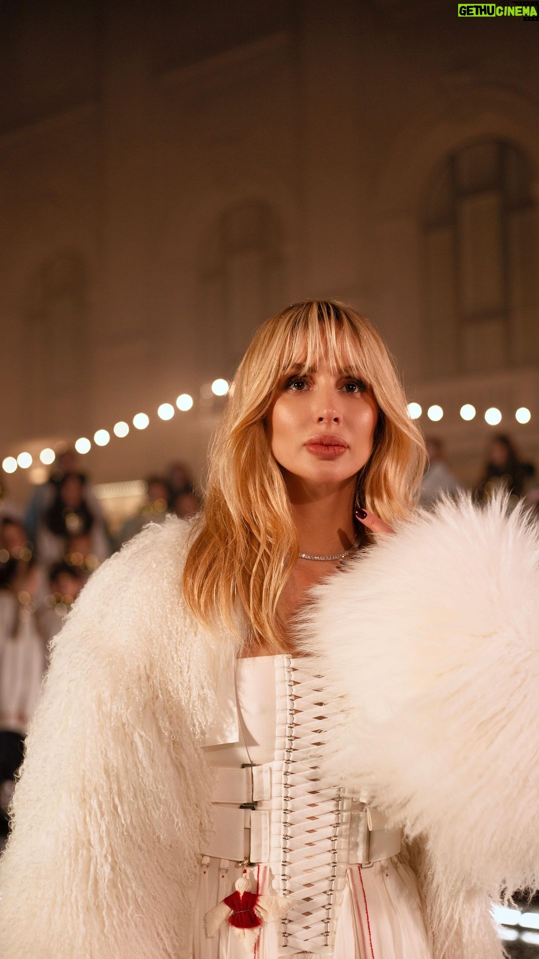 Svetlana Loboda Instagram - Всесвітній символ Різдва, любові і надії.. Перекладений на десятки мов і культур, та об’єднаний безсмертним сенсом, що вклав Леонтович 🕊️ Сьогодні «Щедрика» співають і в Латвії. Я щаслива, що нам вдалося стати частиною цього великого дива🙏🏻 Дякую солісту ризькому дитячого хору @nmv_rdks Kristers Mediņš, Ризькій школі імені Іти Козакевич @rigaspolu_vidusskola, продакшн студії @panorama.prod, музичним продюсерам @tomashlukach @gintsstankevics, перекладачам тексту Amanda Siliņa, Elvita Auziņa, Латвійському національному художньому музею @makslasmuzejs, @evalds_dukuls , @kirkirsis , @bicholla та кожному, хто доєднався до цього особливого проекту за ваші великі таланти й серця❤️ Нехай Різдвяна зірка вказує нам шлях! 🌟 _ A universal symbol of Christmas, love, and hope... Translated into dozens of languages and cultures, yet united by the immortal meaning by Leontovych 🕊️ Today you can also hear «Shchedryk» in Latvia. And I am so very happy to become a part of this global wonder🙏🏻 Big thanks to the Riga Children’s Choir @nmv_rdks soloist Kristers Mediņš, the Riga Ita Kozakevich School @rigaspolu_vidusskola, the production studio @panorama.prod, lyrics translators Amanda Siliņa and Elvita Auziņa, Latvian National Museum of Art @makslasmuzejs, @evalds_dukuls , @kirkirsis , @bicholla 🫶 @gintsstankevics for music production, @tomashlukach for music arrangement and everyone who joined this special project with their huge talents and hearts❤️ May the Christmas star guide our way! Merry Christmas!🌟 Rīga