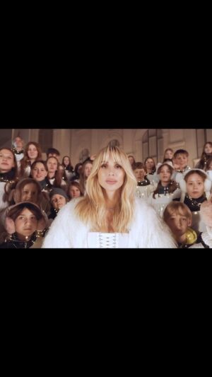 Svetlana Loboda Instagram - Нехай це Різдво наповнить ваш дім миром, теплом сімейного вогнища і відчуттям абсолютного, непереможного дива ❤🇺🇦🇦️🇱🇻