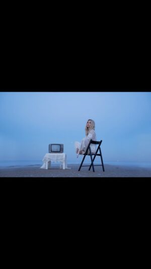 Svetlana Loboda Instagram - Бесконечно шумный мир вокруг  замолкает, оставляя нас наедине с мыслями и воспоминаниями за этот год.
Как жаль, что иногда их нельзя перемотать или поставить на паузу …
#НеделядоРождества 
#Метелица