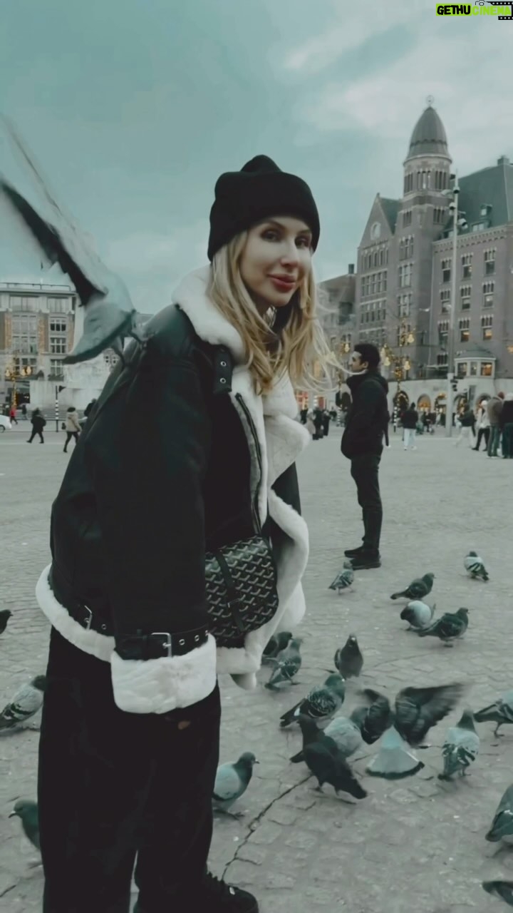 Svetlana Loboda Instagram - - Символ нежности и мира в центре городской суеты … 🕊️ и как же хочется, чтобы один из них наконец принес ту самую счастливую весть…