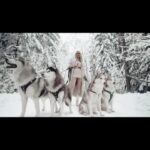 Svetlana Loboda Instagram - И вновь подарки! Снимай свои зимние прогулки под «Метелицу» и отмечай меня в сторис ✨ Выберу несколько лучших и подарю классные призы ❤️ #Метелица @protails.gdt 🐶