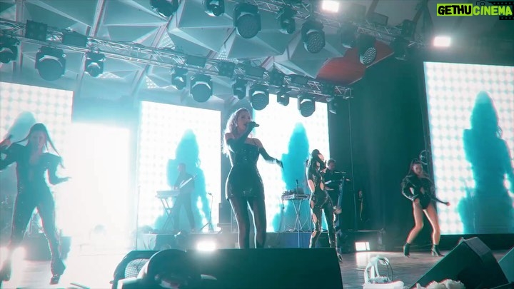 Svetlana Loboda Instagram - Не могу отойти от эмоций вчерашнего концерта... сцена, свет , музыка и .. полный зал светящихся глаз…. Юрмала навсегда в моем сердце!! Спасибо вам за вас❤️ это было незабываемо !!!