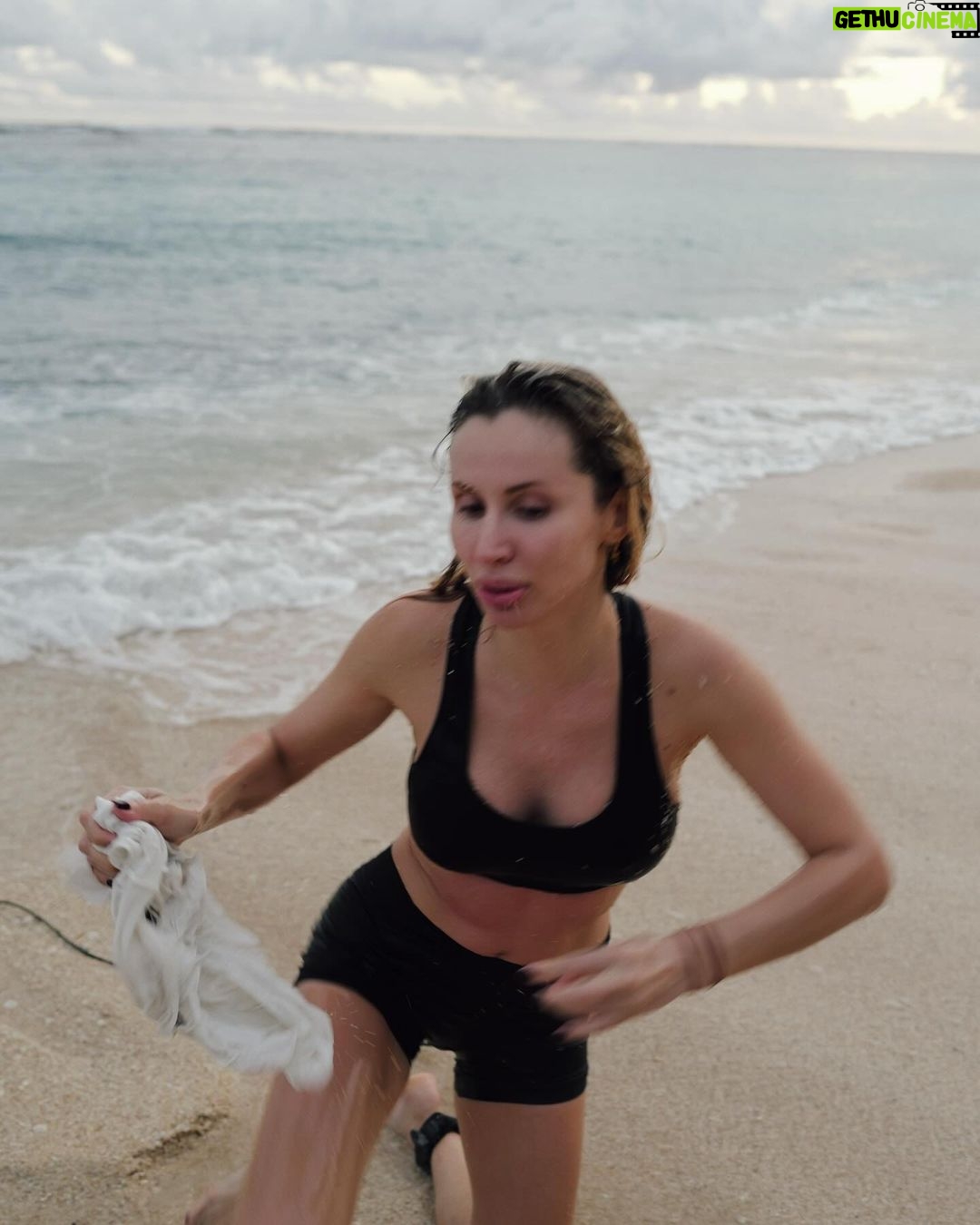 Svetlana Loboda Instagram - Впервые встала на 🏄♀️ давно не радовалась как ребенок… инструктор говорит, что получилось…хоть и недолго 😁😀день в воде. это место просто чудесное . скоро концерт #бали #cafedelmar #20января