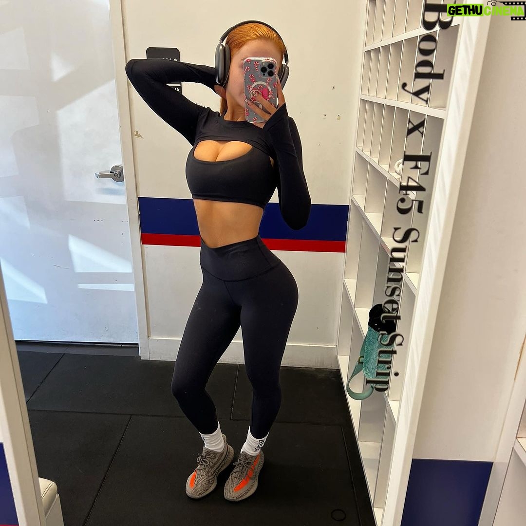 Sydney Paight - 11.9K Likes - Thankful for it all, besides this weird carpet