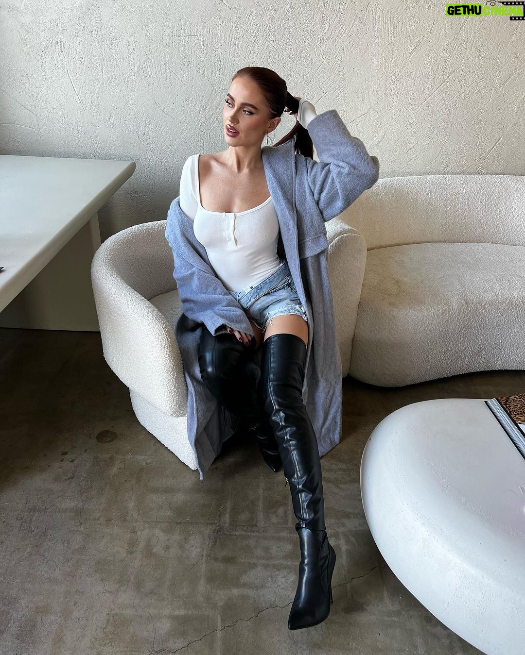 Sydney Paight Instagram - Quick to say no cause she know she a diamond @prettylittlething Los Angeles, California