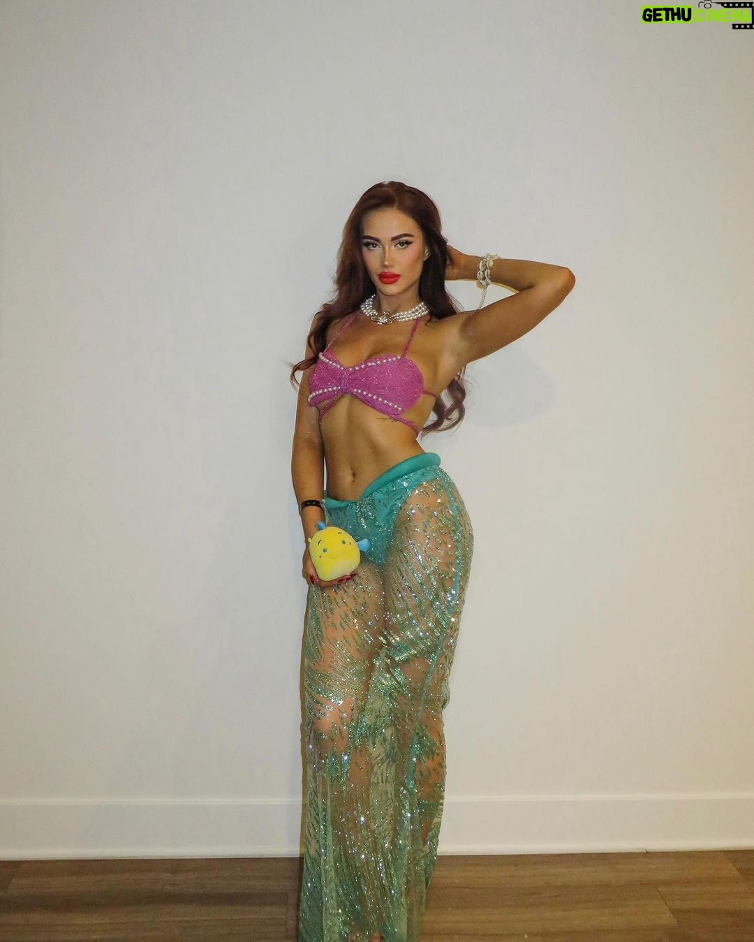Sydney Paight Instagram - Don’t be such a guppy. 🧜🏼♀️ @prettylittlething Under the Sea