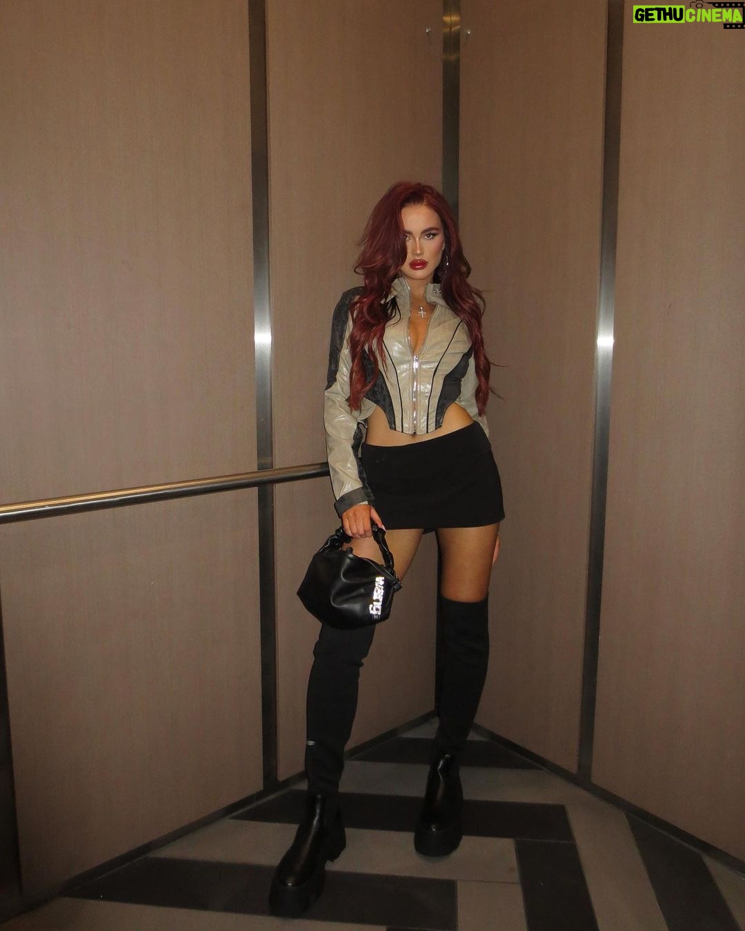 Sydney Paight Instagram - It was a really long elevator ride @prettylittlething Los Angeles, California