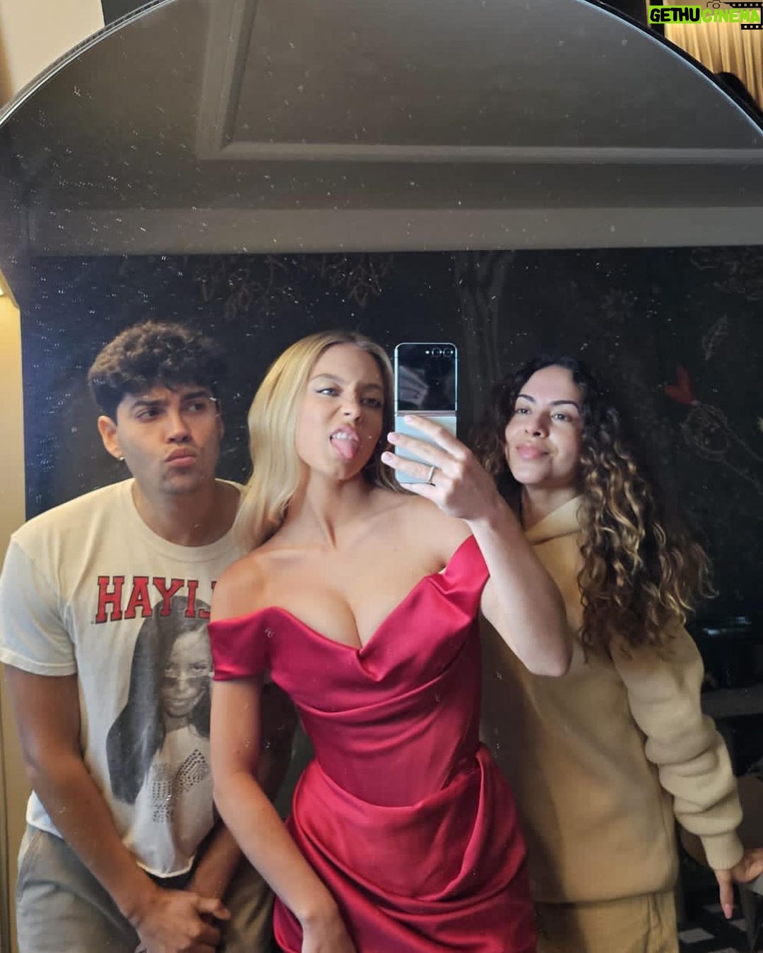 Sydney Sweeney Instagram - a peek behind the press tour ππ«ΆπΌ this is why I got a flip #GalaxyZFlip5 #TeamGalaxy
