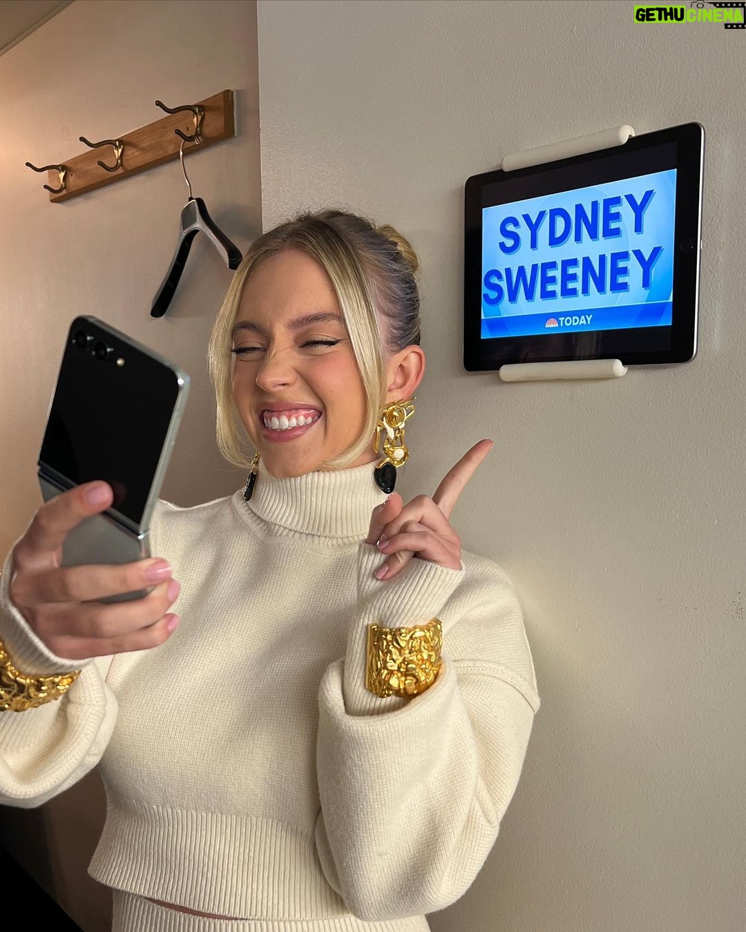 Sydney Sweeney Instagram - a peek behind the press tour ππ«ΆπΌ this is why I got a flip #GalaxyZFlip5 #TeamGalaxy