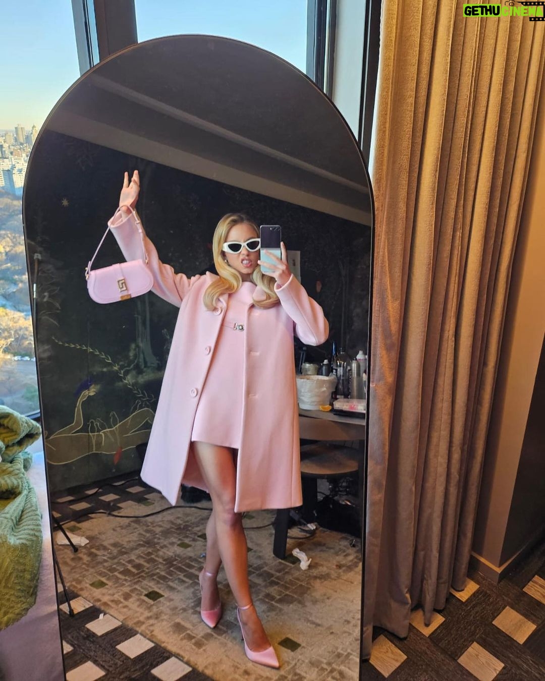Sydney Sweeney Instagram - a peek behind the press tour ππ«ΆπΌ this is why I got a flip #GalaxyZFlip5 #TeamGalaxy