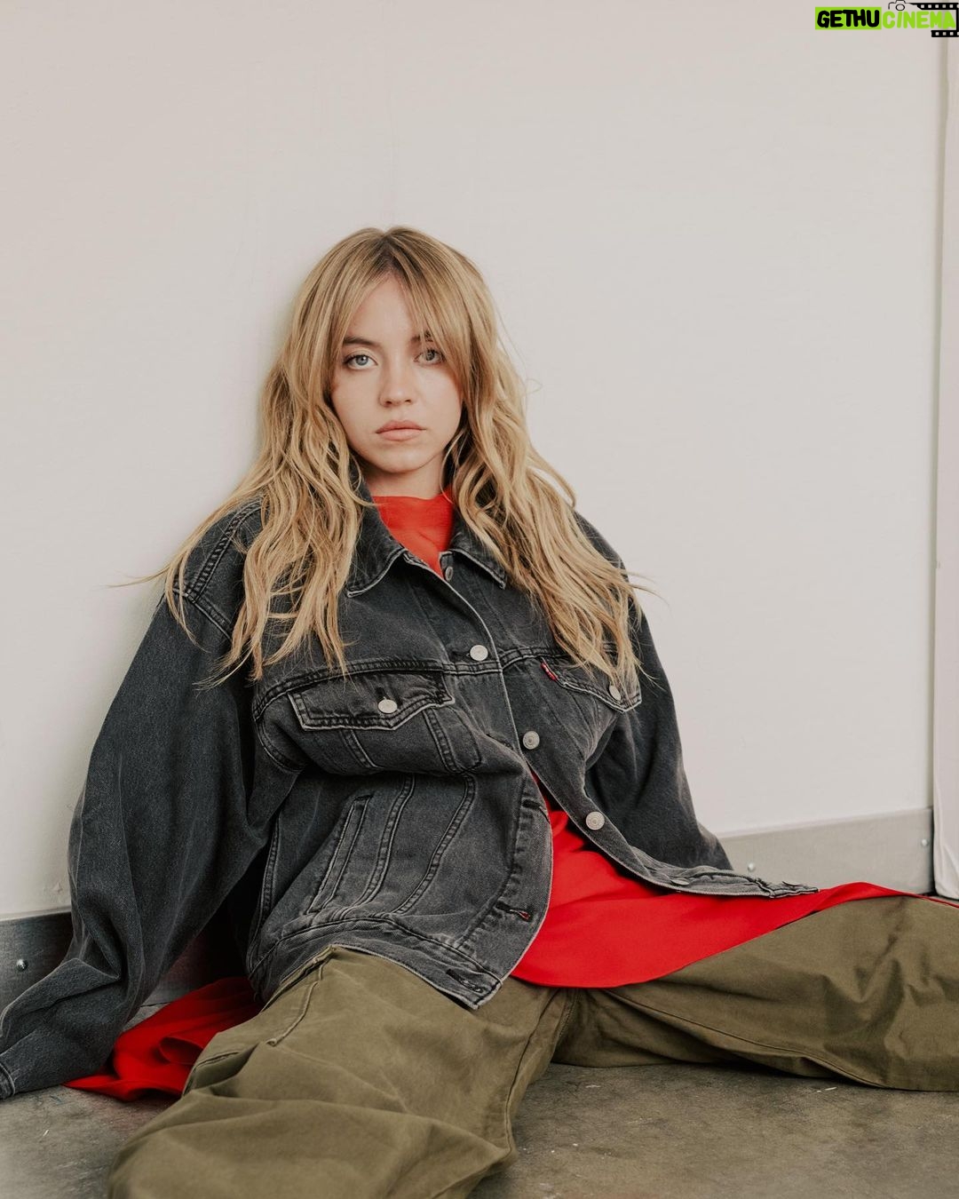 Sydney Sweeney Instagram - thank you @esmagazine for having me on your cover ✨